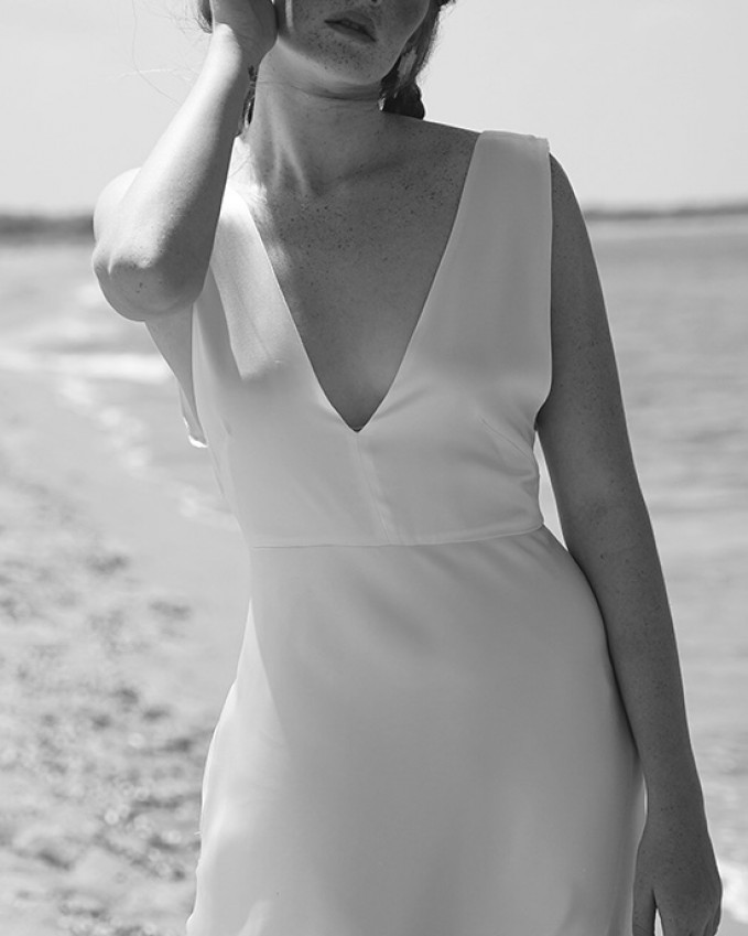 Μεταξωτό minimal νυφικό φόρεμα PENELOPE — πλήρης εμφάνιση