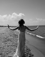 Μεταξωτό minimal νυφικό φόρεμα με ανοιχτή πλάτη KALLISTO — λεπτομέρεια υφάσματος