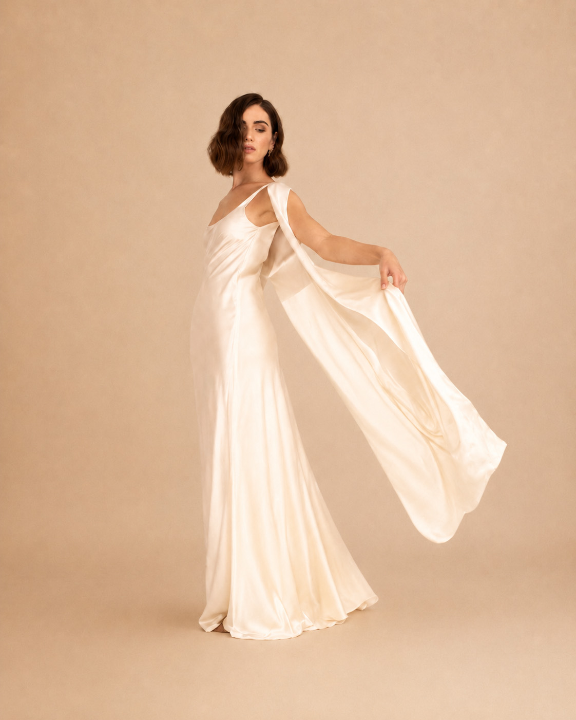 Νυφικό απλό και λιτό από ελληνικό μετάξι — Lefkon Designer Bridal Αθήνα